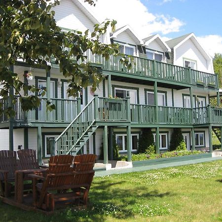 Hotel Sous La Croix 152725 Tadoussac Esterno foto