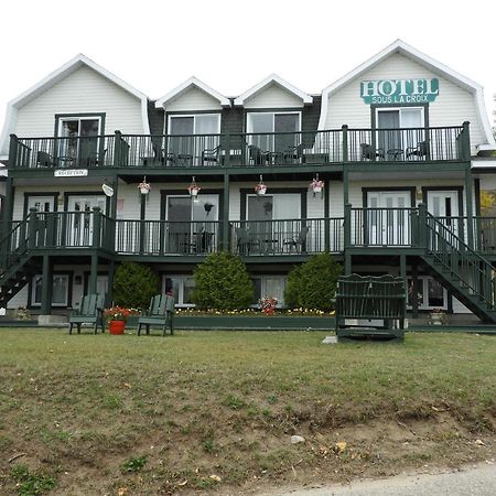 Hotel Sous La Croix 152725 Tadoussac Esterno foto