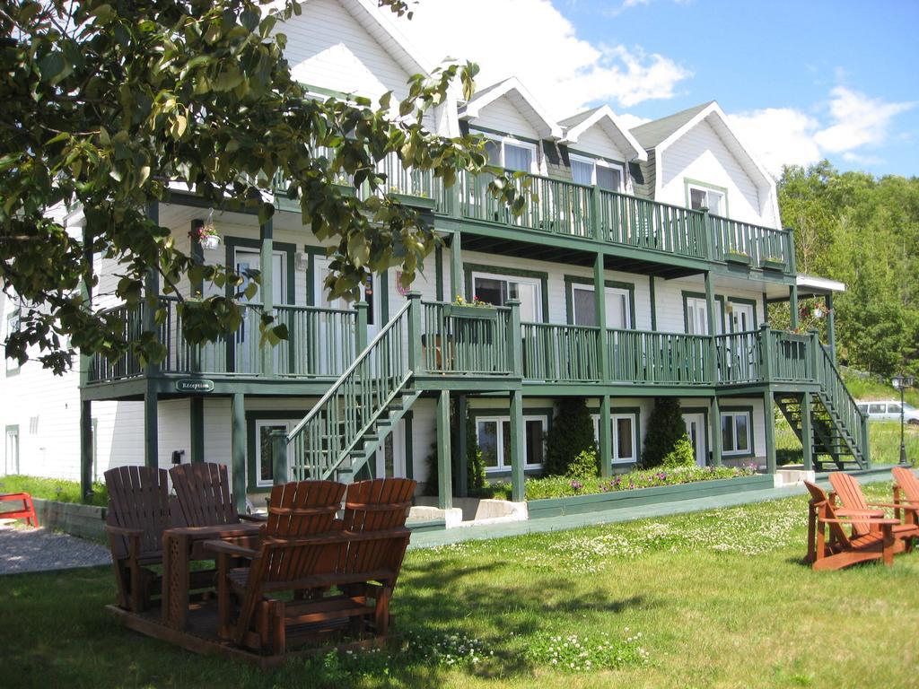 Hotel Sous La Croix 152725 Tadoussac Esterno foto