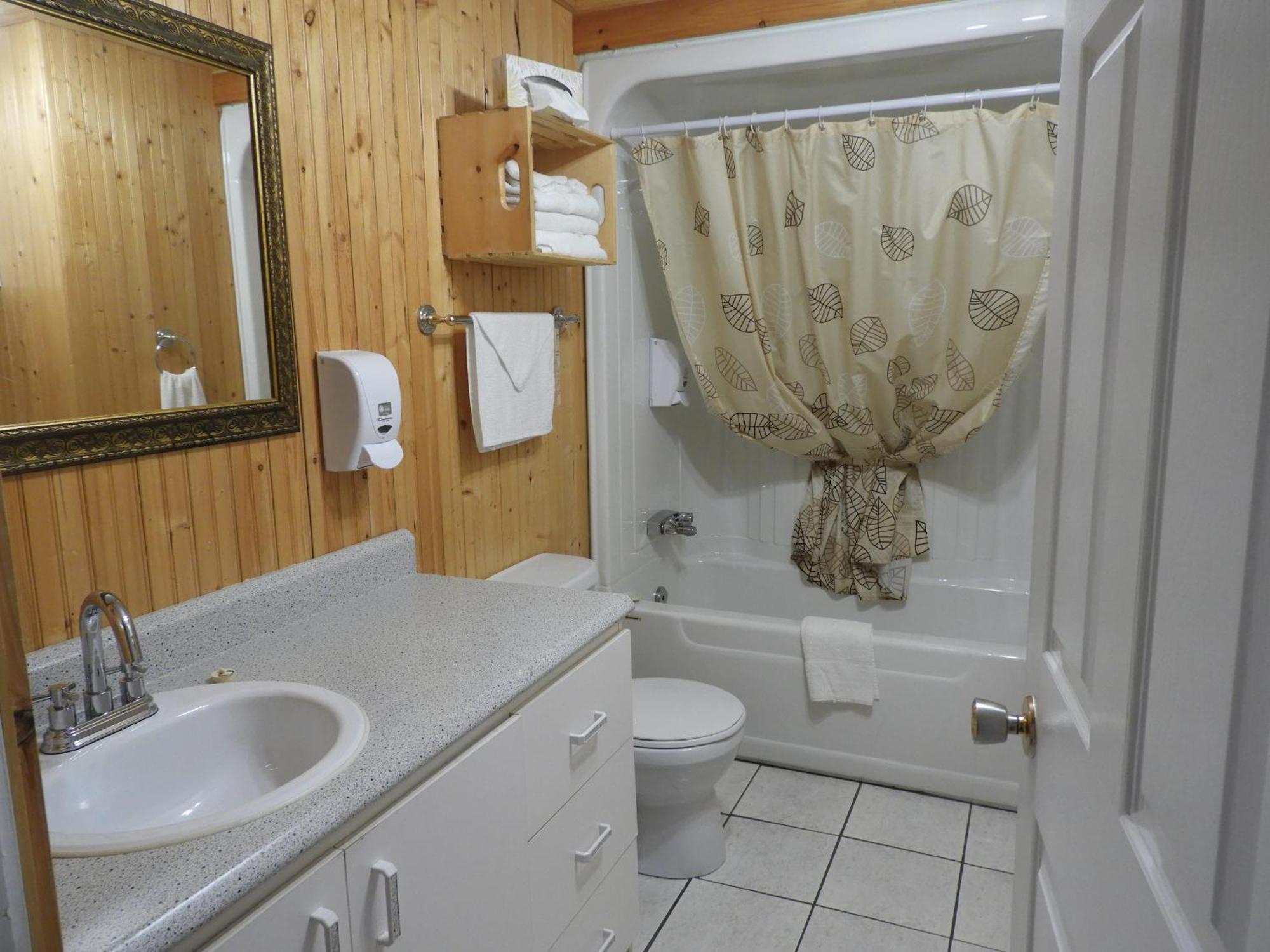 Hotel Sous La Croix 152725 Tadoussac Esterno foto