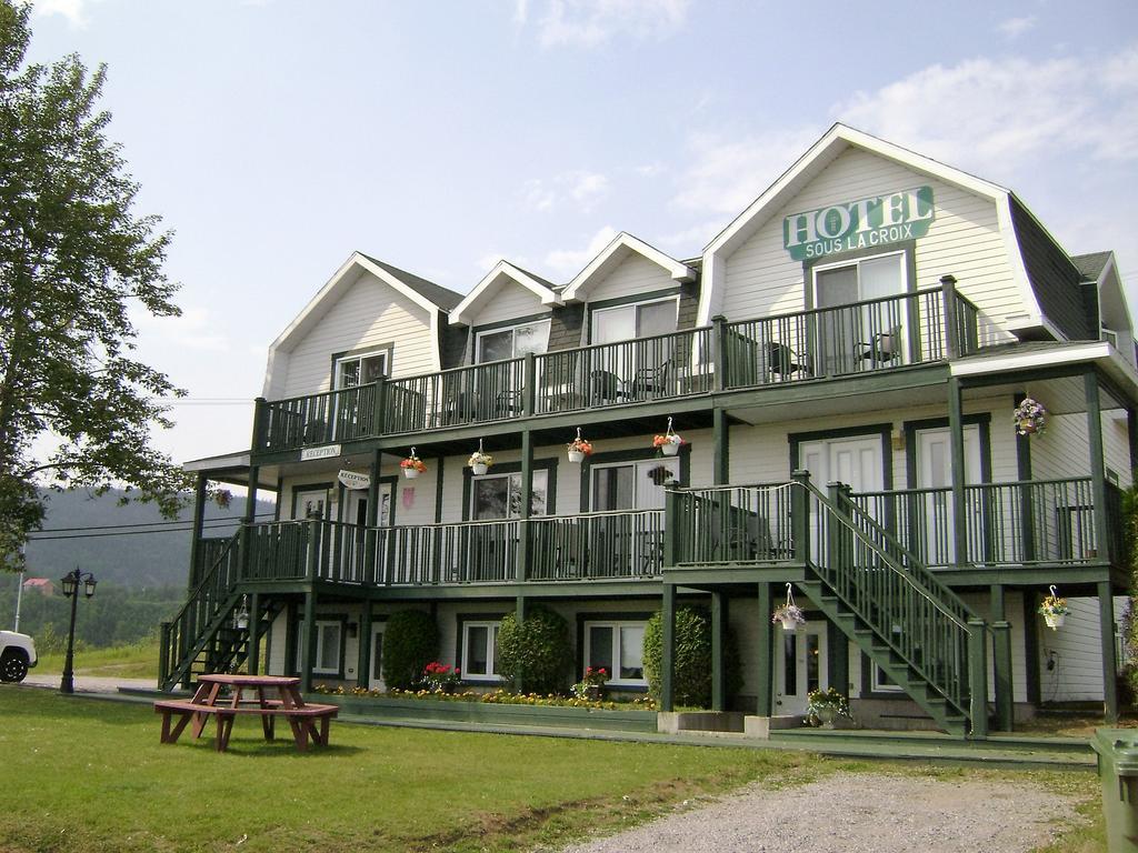 Hotel Sous La Croix 152725 Tadoussac Esterno foto