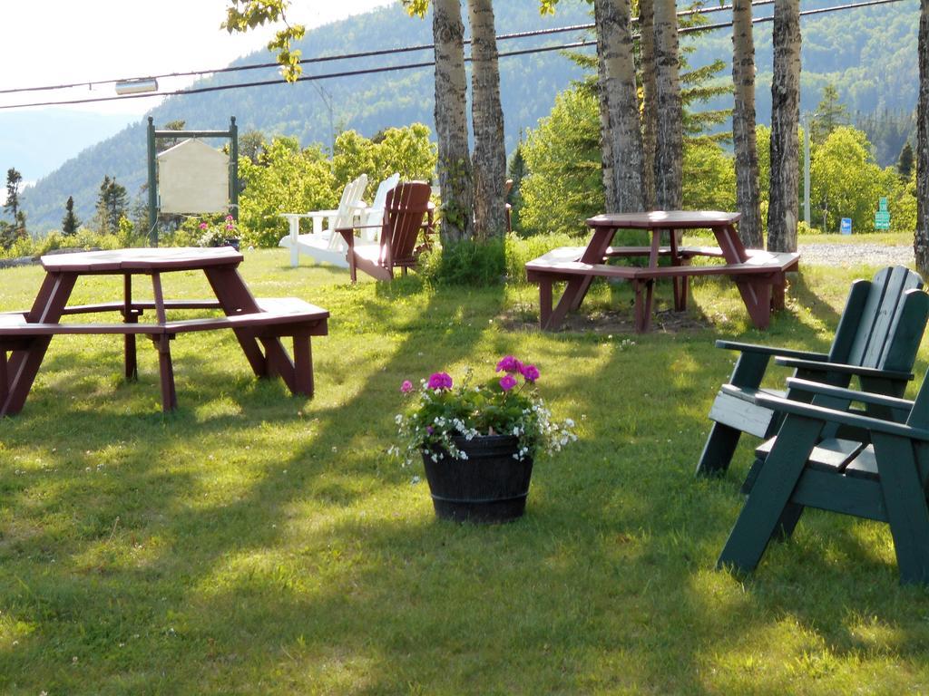 Hotel Sous La Croix 152725 Tadoussac Esterno foto
