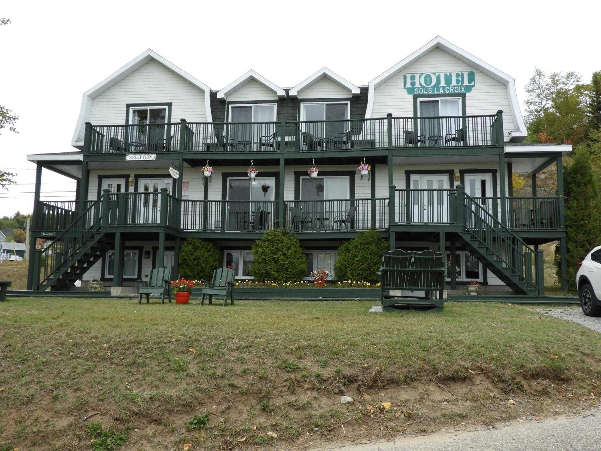 Hotel Sous La Croix 152725 Tadoussac Esterno foto