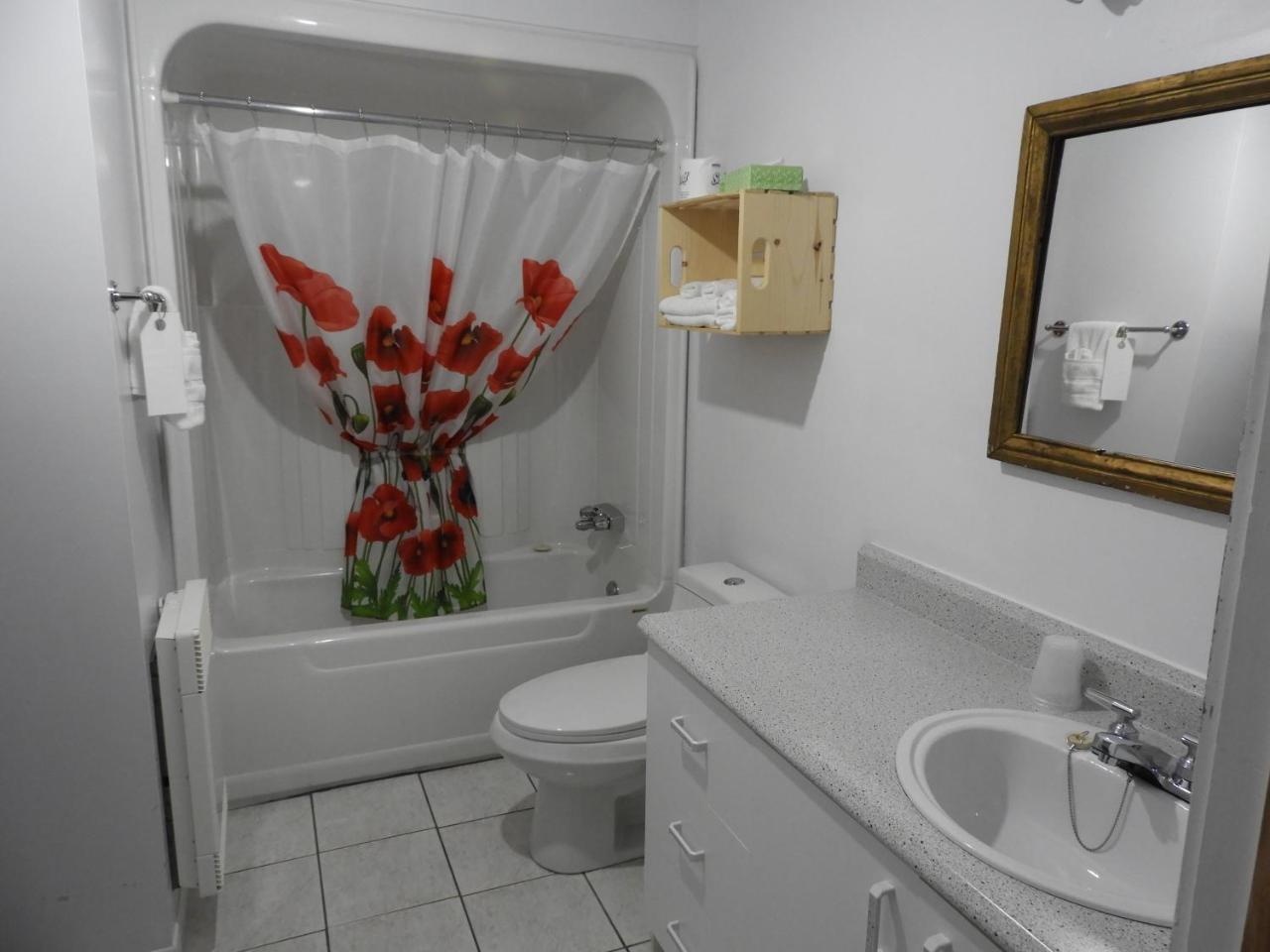 Hotel Sous La Croix 152725 Tadoussac Esterno foto